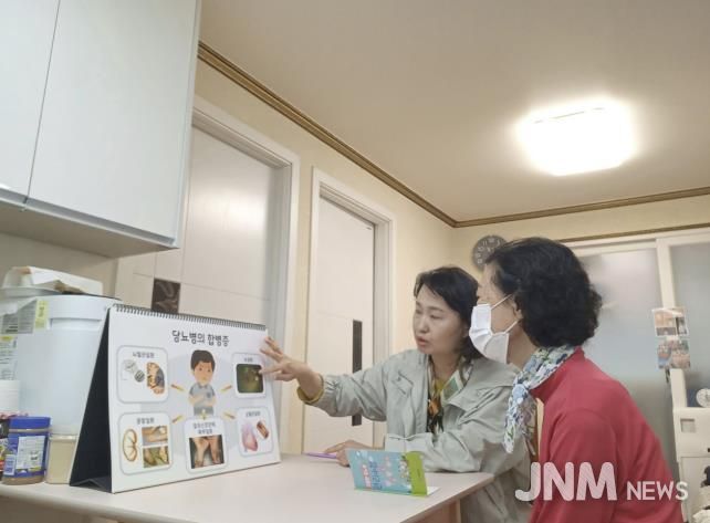 방문간호사가 개별 가정에 직접 방문하여 건강상담 및 개인별 보건교육을 하고 있다