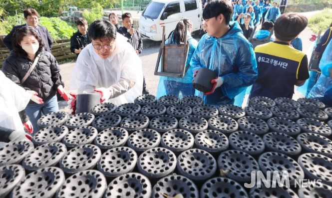 이웃에 온기를 전하는사랑더함 연탄봉사에 동행