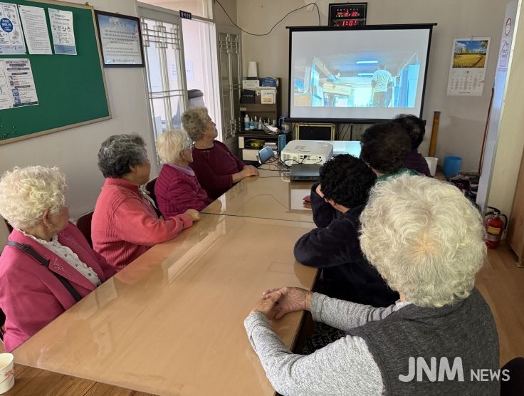 통장공동체‘마을 사랑지기’ 경로당 힐링시네마 상영