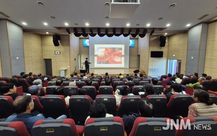 익산시, 토마토뿔나방 선재 대응…교육·자재 지원