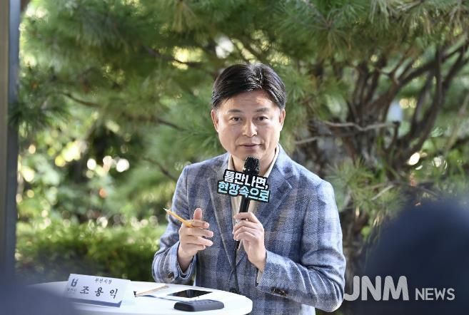 조용익 부천시장이 27일, 고라개공원에서 열린 ‘틈만나면, 현장속으로’ 에서 레미콘 공장 일대 환경오염 최소화를 위해 주민 및 업체 관계자와 의견을 나누고 있다.