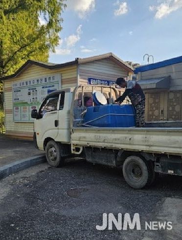 농업인이 BM활성수를 용기에 공급받고 있는 모습