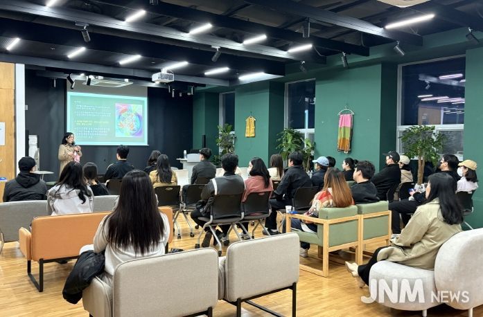 수성구보건소가 운영하는 ‘함께해서 행복한 출산 준비 교실’에서 임신부와 배우자들이 강의를 듣고 있다.