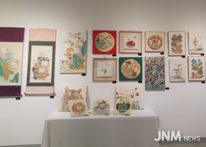 11월 1일까지 서울 한전아트센터 제1전시관에서 열리는 '2025년 도서관 문화예술 동아리 축제' 에 전시 중인 광명시 하안도서관 '민화연구회'의 민화.