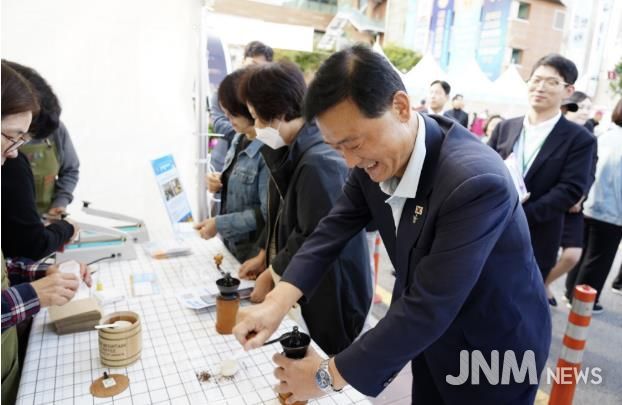 이승로 성북구청장이 구민들과 함께 온:마을 페스타 축제를 즐기고 있다