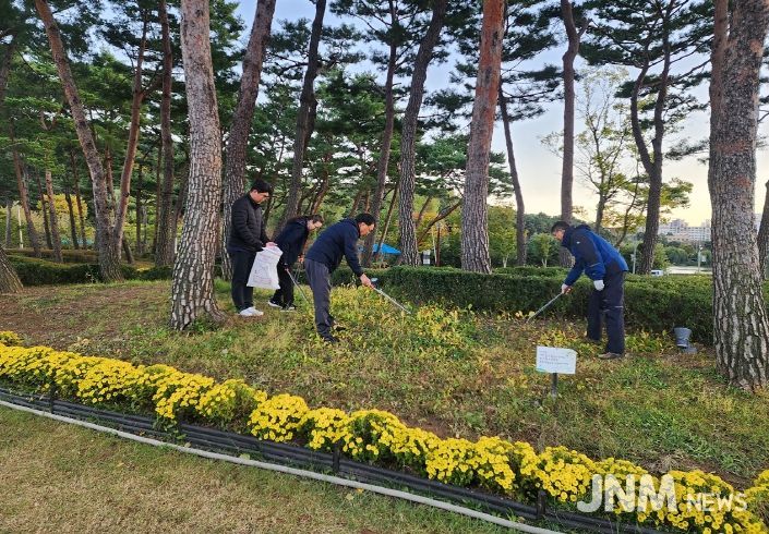 지난 28일 한전엠씨에스주식회사 순천지점 관계자들이 조례호수공원에서 환경정화활동을 하고 있다