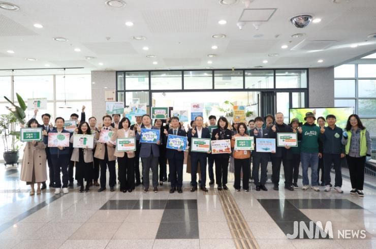 울산교육청 직원들이 30일 1층 중앙현관에서 '환경친화적 청사 만들기 홍보 활동'을 열고 기념촬영을 하고있다