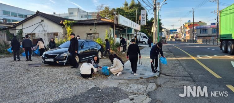 30일 아침 청사 주변을 청소하고 있는 무안군 공직자들