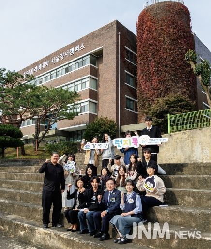 진교훈 서울 강서구청장(맨 앞줄 오른쪽 두 번째)이 한국폴리텍대학 서울강서캠퍼스에서 ‘런치톡(Talk) 간담회’를 진행한 후 학생들과 기념촬영을 하고 있다.