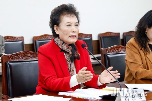 이진분 의원이 지난 28일 제299회 임시회 문화복지위원회에서 자신이 대표 발의한  ‘안산시 지역사회보장협의체 운영 조례 일부개정조례안’에 대해 설명하고 있다.