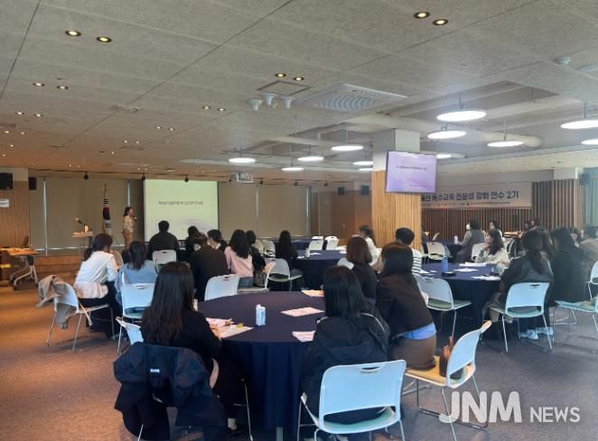 강북교육지원청이 주관한 '특수교육 전문성 강화 연수'에 참가한 특수교육 담당자들이 연수를 듣고있다