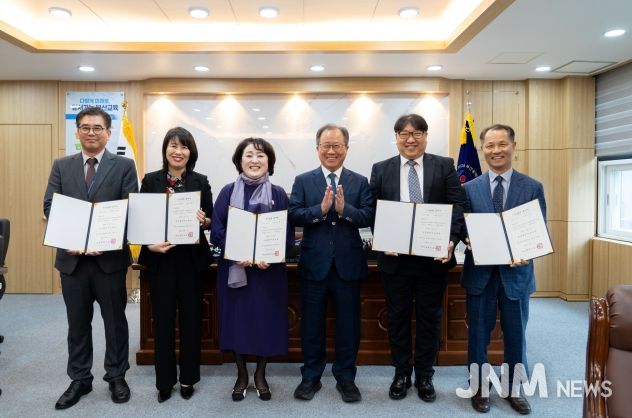 발령장 수여 모습 : 좌측부터 신동훈 장학관(에코4초), 박혜란 원장(에코8유), 안부희 원장(에코4유), 김석준 교육감, 변정현 장학관(신연초), 김진기 교감(에코특수)
