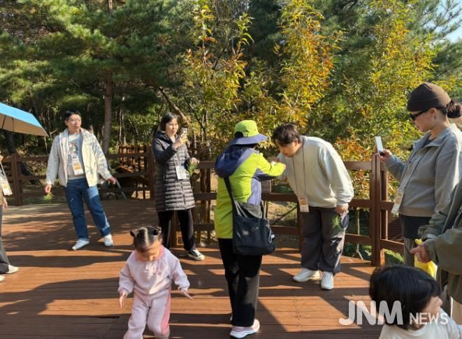숲의 요소를 활용한 숲태교 프로그램에 참여하는 모습