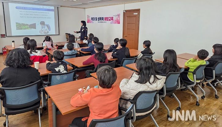 대전 대덕구 드림스타트 아동들이 1일 구청 중회의실에서 열린 ‘사이버 폭력 예방 교육’을 듣고 있다.