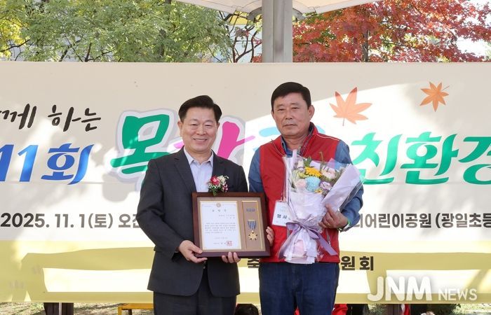 박승원 광명시장이 지난 1일 우리어린이공원에서 열린 ‘제11회 가족과 함께하는 목감천 친환경 축제’에 참석해 광명6동 주민자치회 위원에게 시장표창을 수여하고 기념사진을 촬영하고 있다.
