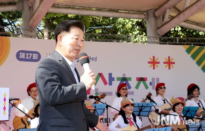 박승원 광명시장이 지난 1일 철망산근린공원 장미배드민턴장 일원에서 열린 ‘2025 제17회 철망산축제’에 참석해 인사말을 하고 있다.