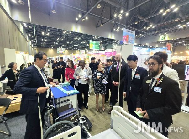 경상원 김민철 원장이 미국 조지아 경제사절단 등과 함께 '소공인 박람회' 참가사의 제품 설명을 듣고 있다.