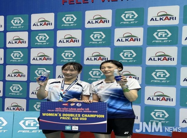 구로구청 배드민턴팀 김하나·전주이 선수가 시상식 후 트로피와 함께 기념 촬영을 하고 있다.