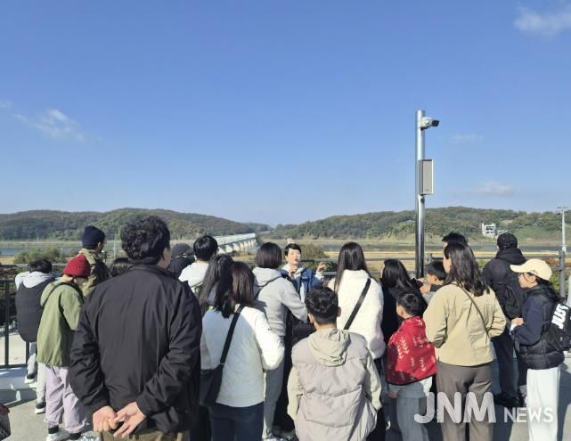임진각 전망대 위에서 문화관광해설사의 해설을 듣는 모습