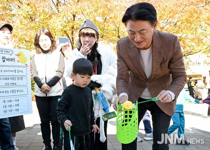 김동근 시장이 11월 1일 의정부시어린이집연합회 소속 국공립‧직장‧법인 어린이집(분과장 류숙향)의 ‘제15회 난치병어린이돕기 사랑의 바자회’에서 시민들과 소통하고 있다.