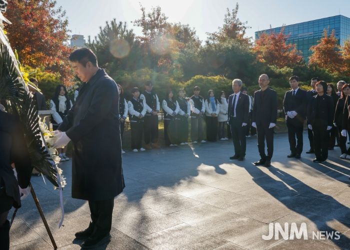 이정선 광주시교육감이 3일 광주자연과학고에서 진행한 학생독립운동기념탑 참배에서 헌화를 하고 있다. / 광주시교육청 제공