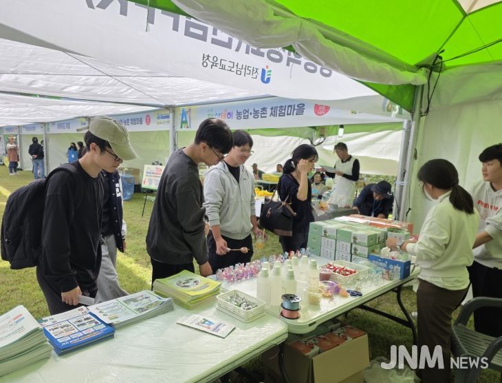 전라남도교육청이 ‘2025 국제농업박람회’에 참가해 홍보 부스를 운영하고 있다.