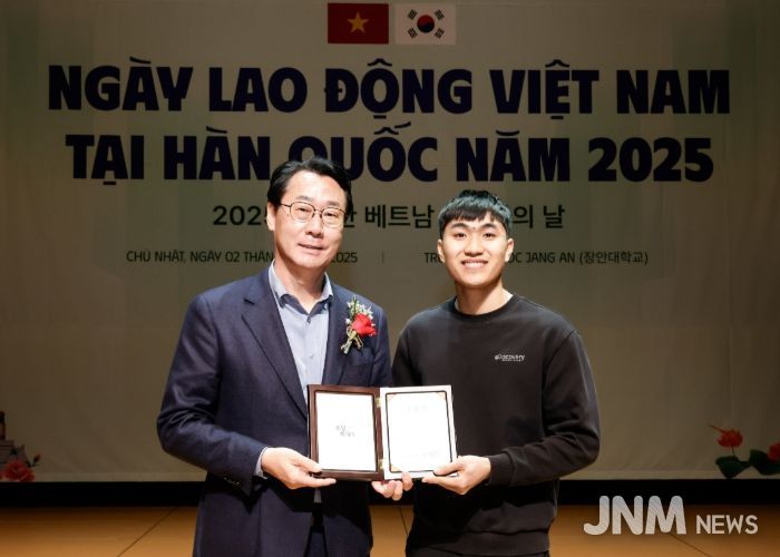 정명근 화성특례시장이 수상자와 함께 기념촬영을 하고있다