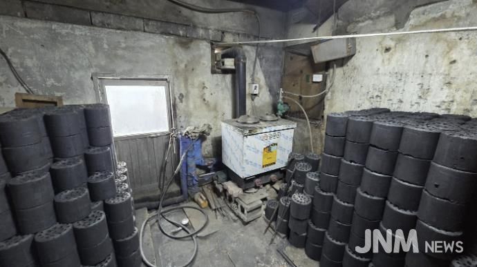 시흥재가노인통합지원센터, 금이동 저소득 어르신 가정에 연탄 300장 전달