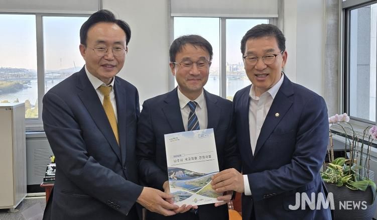 윤병태 나주시장은 지역 핵심 현안 사업의 국비 확보를 위해 지난 3일 국회를 방문, 예결위원회와 주요 상임위원회 등을 찾아 적극적인 건의 활동을 펼쳤다. 사진 왼쪽부터 윤병태 나주시장, 한병도 예산결산특별위원장, 신정훈 행정안전위원장.