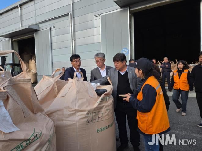 충주시 2025년산 공공비축미곡 수매현장 (관계자들이 벼 품질을 확인하고 있다