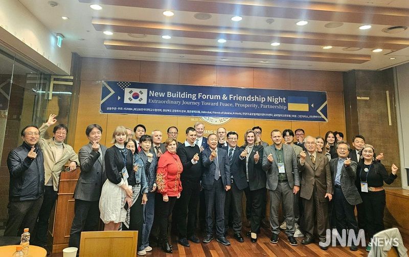 10월 28일 서울에서 열린 ‘한-우크라이나 뉴빌딩 포럼 및 우정의 밤’ 행사에서 한국과 우크라이나 관계자들이 함께 기념촬영을 하고 있다. 사진 맨 오른쪽이 글로벌외교관포럼의 제나 정 (Dr. Zena Chung) 이사장이다.