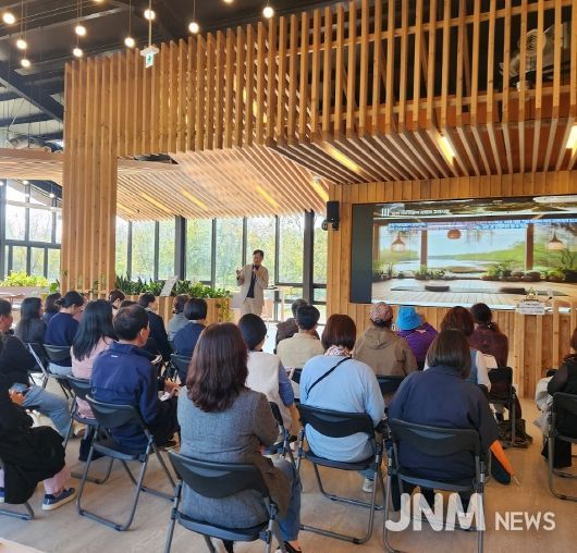 시민들이 정원워케이션센터에서 열린 ‘치유관광 미래전략 릴레이 특강’에 참석해 강연을 듣고 있다