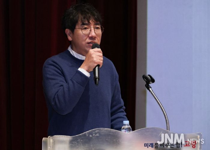 ‘2025년 11월 직원 소통·공감의 날’ 에 초청돼 특강 중인‘런던고라니’김희욱 강사
