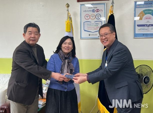 청주시립합창단, 학교 교가 업그레이드 ‘교가 드림’ 진행. 사진(왼쪽부터 이민영 청주시립합창단 예술감독 겸 상임지휘자, 윤남용 문예운영과장, 정성용 청주중앙여고 교장)