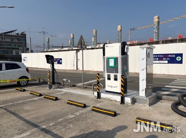 지상 설치된 전기충전시설 사진