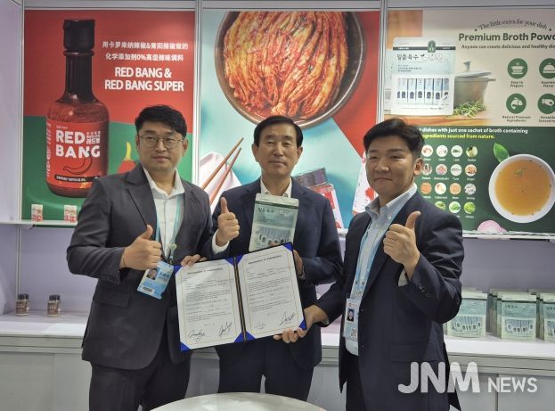 충주시, 중국 신위시와 우호교류 협약 체결(광저우 수출입상품 교역회에서 수출계약 사진-왼쪽부터(주)코어그린 강민규 상무, 조길형 충주시장, 관계자)