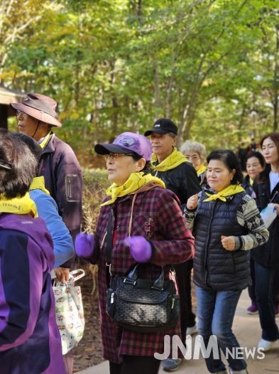 5일 경암근린공원에서 열린 2025 한마음 치매극복 걷기행사에서 시민들이 걷고 있다.