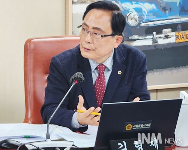 김형재 시의원이 11월 4일 서울시의회 행정감사에서 홍보기획관에게 질의를 하고 있다.