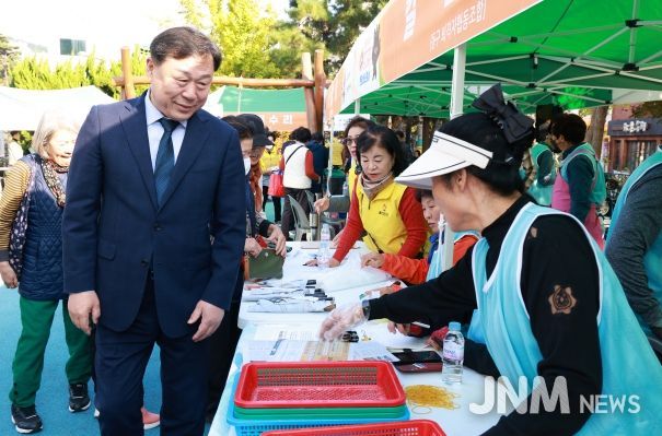 울산 동구는 5일 옥류공원 일원에서 남목1동 OK생활민원 현장서비스의 날을 가진 가운데 김종훈 동구청장이 참석해 행사장을 라운딩하며 봉사자 및 주민들을 격려하고 있다.