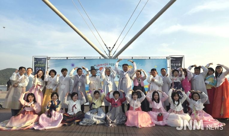 부림시장 한복, 국화축제장서 꽃피다