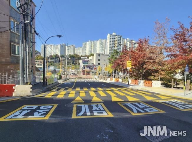용인특례시 마북동 교동마을 현대홈타운 정문 앞 우회전 전용차로 확장