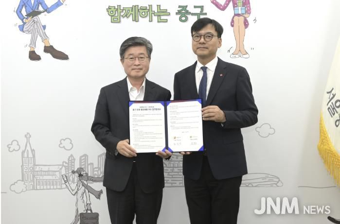 김길성 중구청장(왼쪽)과 김종환 롯데백화점 본점장(오른쪽)