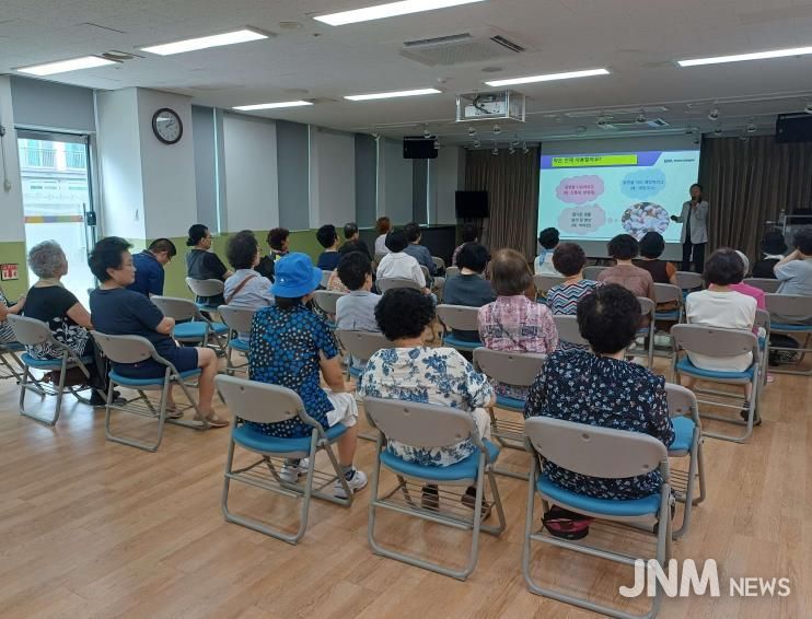 노년기 의약품 안전 사용 교육하는 모습