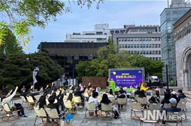 서울시립미술관에서 열린 코미디 마임 공연을 관람하는 시민들 모습