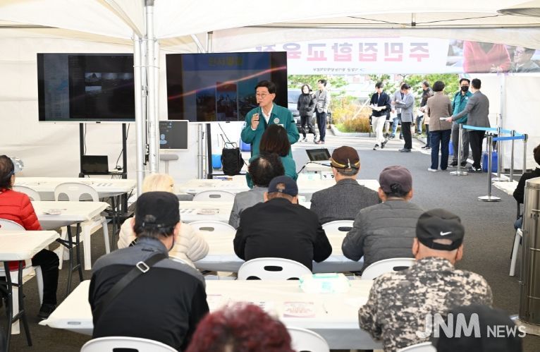 정종복 기장군수가 방사능방재 훈련에서 참여 주민들에게 훈련 내용을 설명하고 있다