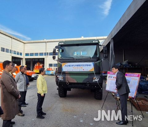 국민생활안전 긴급대응연구 2단계(2025년~2027년) 과제인 `중계급수용 대형산불진화차량` 기본차체(K-751_중형표준차량)에 대해 연구개발기관 담당자가 설명하고있다.