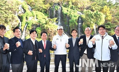 오세훈 서울시장이 6일(목) 서대문구 홍제동 일대에서 열린 '홍제폭포 북합문화센터 개관식'에서 참석자들과 기념사진을 촬영하고 있다.