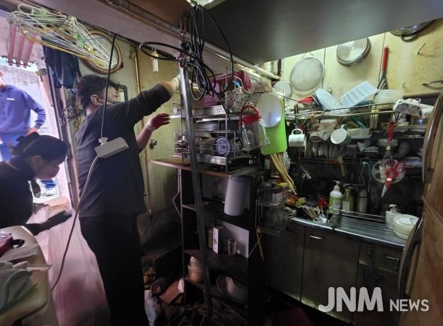 '삶의 질 향상 사랑의 청소봉사' 하는 모습