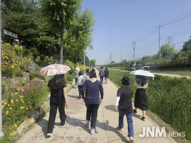 시민들이 단원보건소 '신길천 걷기' 프로그램에 참여하고 있다.