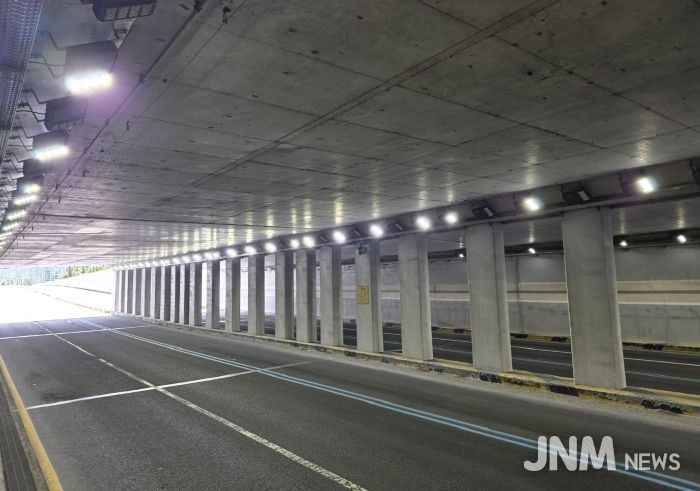 상대지하차도 내 전기시설 지상 설치 완료 후 조명 점등 상태를 확인하고 있다.